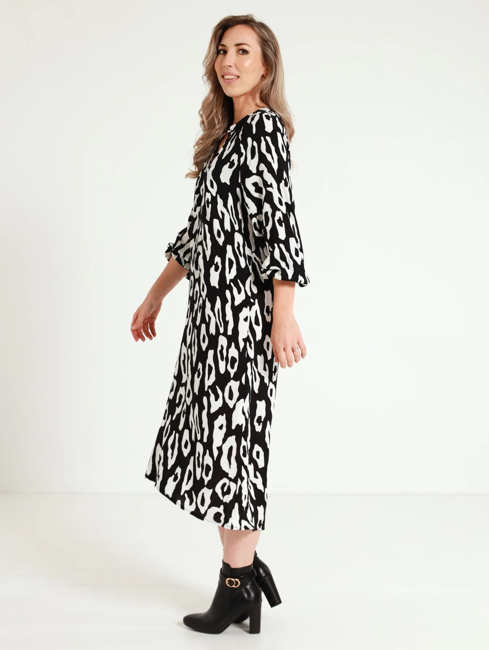 3/4 Sleeve Monochrome Midi Shift Dress - Black/White