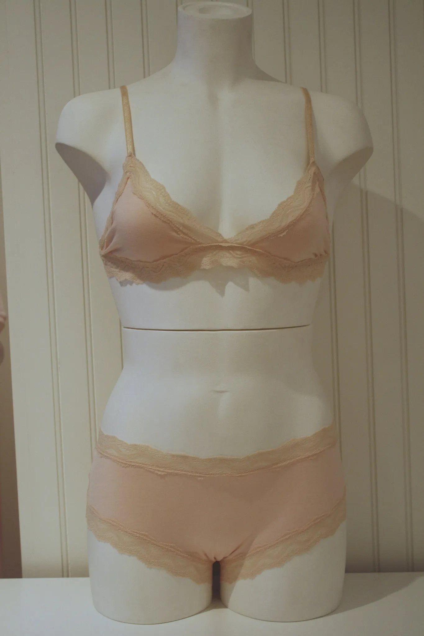 Mindy Bralet | Pale