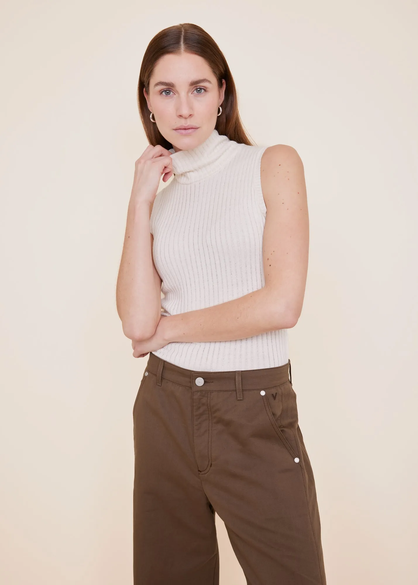 Sleeveless knitted turtleneck