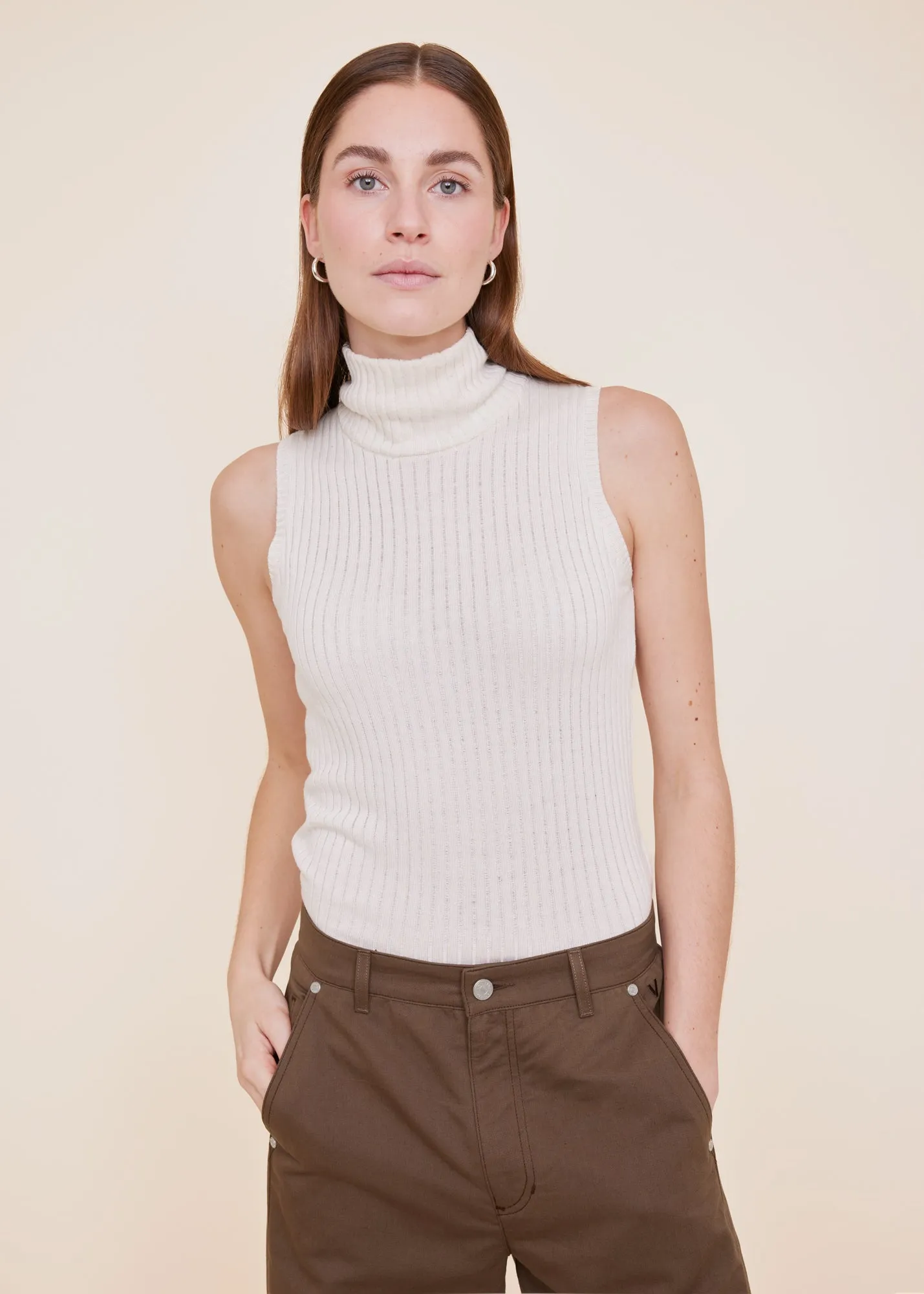 Sleeveless knitted turtleneck